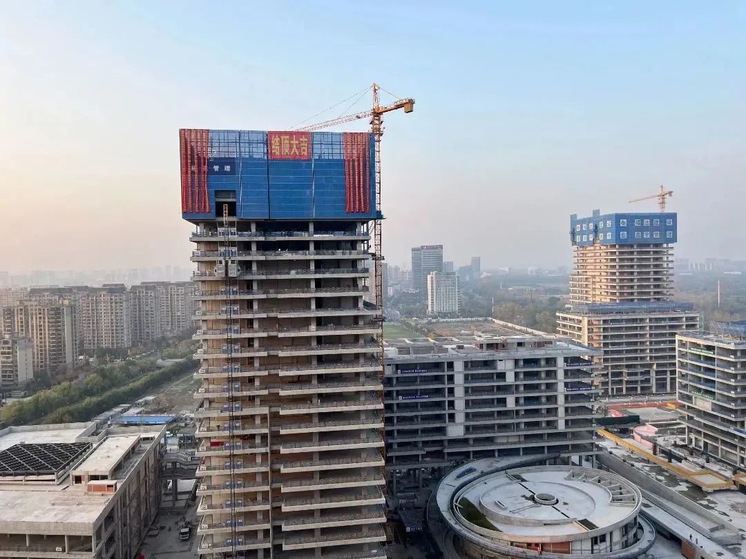 1703645464144081EiAS.jpg 嘉興國(guó)際金融廣場(chǎng)二期項(xiàng)目喜結(jié)金頂.jpg